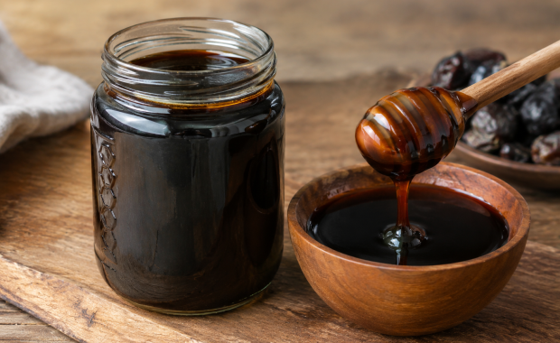 Apa yang Membuat Madu Hitam Berwarna Gelap dan Punya Rasa Khas