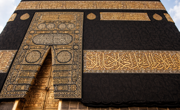 Kiswah Ka’bah: Makna Sakral, Sejarah Panjang, dan Fakta Menakjubkan yang Jarang Diketahui
